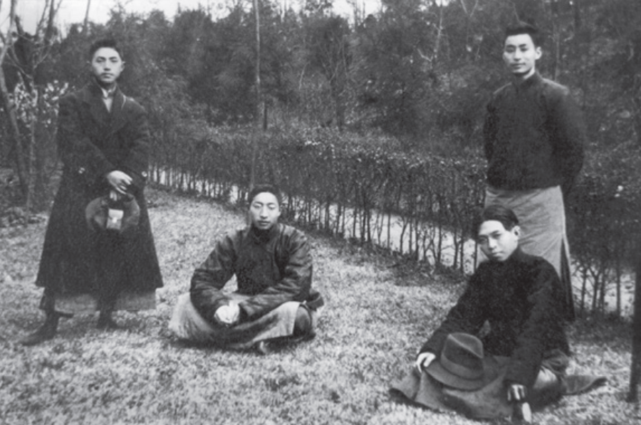 叶圣陶(右一)与郑振铎、沈雁冰等人合影