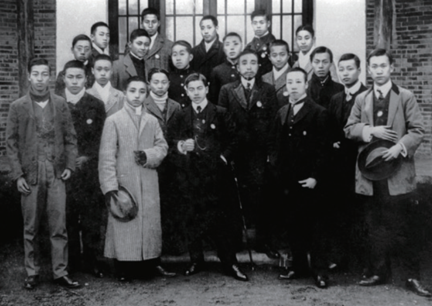 中学毕业时的叶圣陶(后排右一)与老师、同学合影