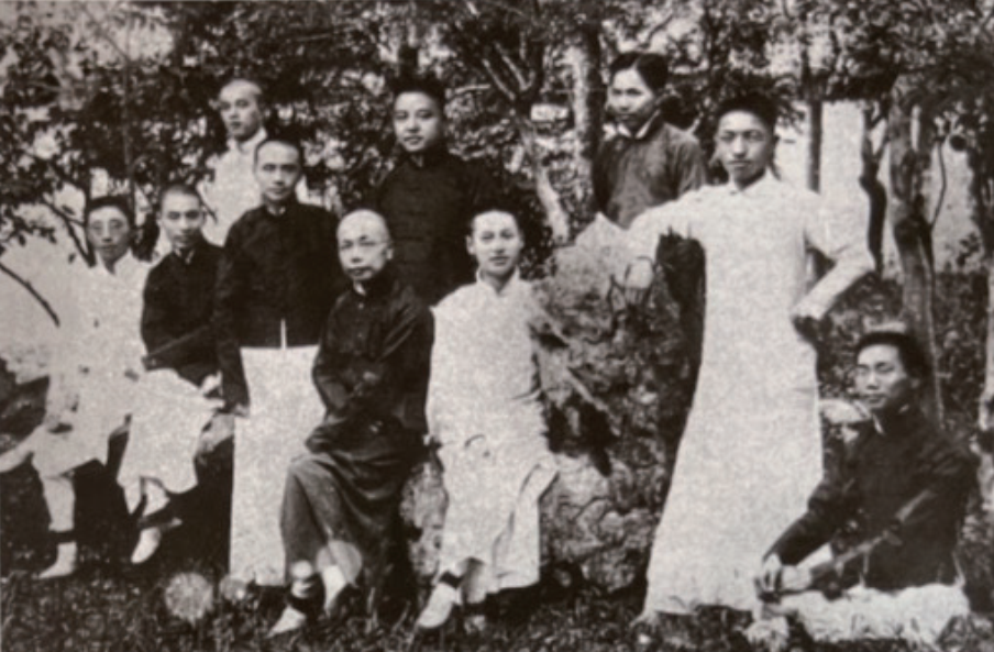 在甪直任教时的叶圣陶(二排左二)与同事合影